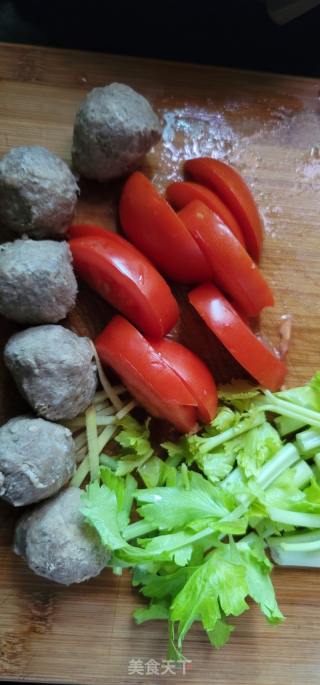 番茄香芹牛肉丸子汤的做法步骤：1