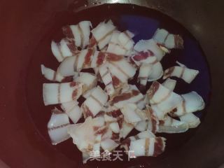 藜蒿炒腊肉的做法步骤：3