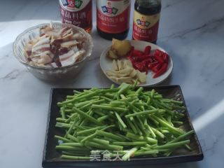 藜蒿炒腊肉的做法步骤：2