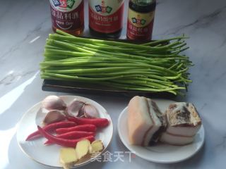 藜蒿炒腊肉的做法步骤：1