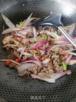 洋葱炒牛肉的做法步骤：6