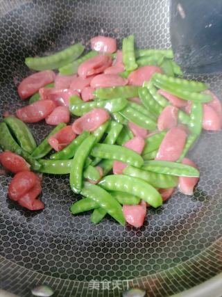 荷兰豆炒热狗的做法步骤：4