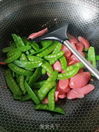 荷兰豆炒热狗的做法步骤：3