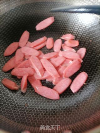 荷兰豆炒热狗的做法步骤：2