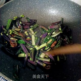 腊肠炒红菜苔的做法步骤：6