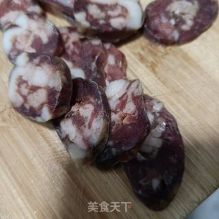 腊肠炒红菜苔的做法步骤：3