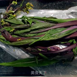 腊肠炒红菜苔的做法步骤：1