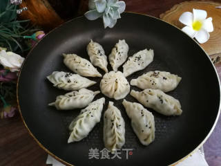 猪肉香菇白菜煎饺的做法步骤：5