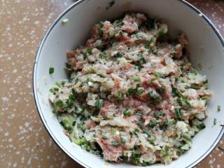 猪肉香菇白菜煎饺的做法步骤：1