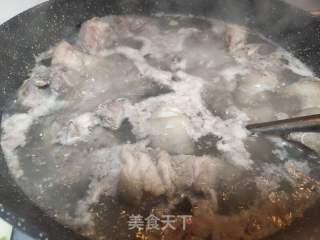 红烧萝卜焖羊肉的做法步骤：2
