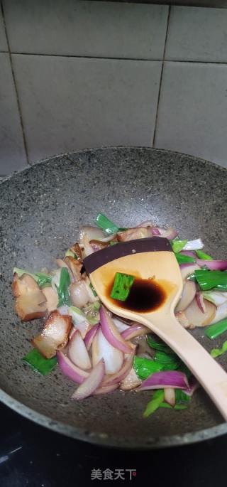 青蒜洋葱炒腊肉的做法步骤：8