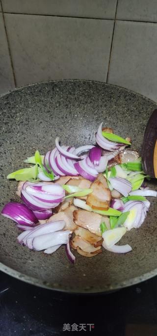 青蒜洋葱炒腊肉的做法步骤：5