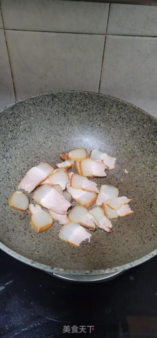青蒜洋葱炒腊肉的做法步骤：3