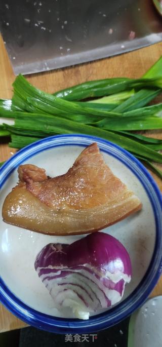 青蒜洋葱炒腊肉的做法步骤：1