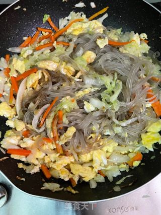 包菜鸡蛋炒红薯粉的做法步骤：11