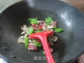 青椒风干肉炒蘑菇的做法步骤：7