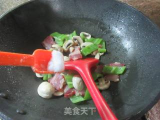 青椒风干肉炒蘑菇的做法步骤：6