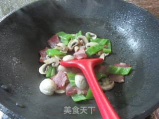 青椒风干肉炒蘑菇的做法步骤：5