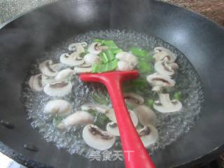 青椒风干肉炒蘑菇的做法步骤：3