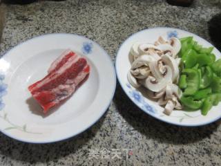 青椒风干肉炒蘑菇的做法步骤：1