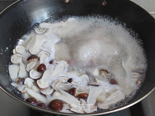 松茸菌咸肉汤的做法步骤：5