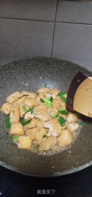青蒜烧油豆腐的做法步骤：9