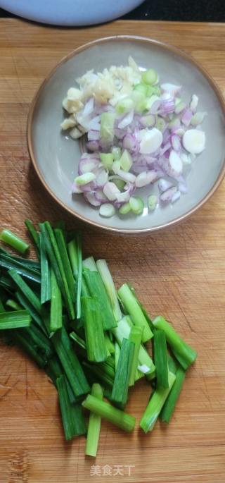 青蒜烧油豆腐的做法步骤：2