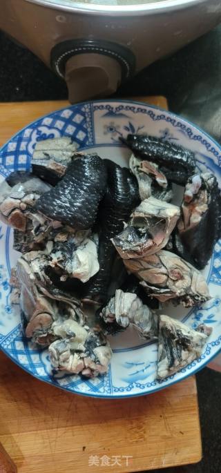 天麻灵芝酸枣仁乌鸡汤的做法步骤：2