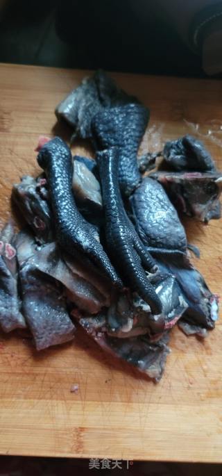 天麻灵芝酸枣仁乌鸡汤的做法步骤：1