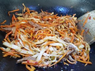 孜然羊肉炒饼丝的做法步骤：7
