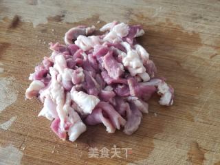 孜然羊肉炒饼丝的做法步骤：1