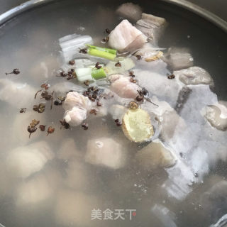 土锅炖红烧肉的做法步骤：3