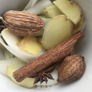 土锅炖红烧肉的做法步骤：2