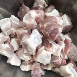 土锅炖红烧肉的做法步骤：1
