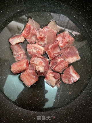 排骨炖白菜粉条的做法步骤：1