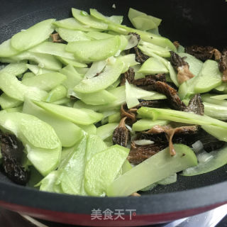 羊肚菌炒佛手瓜的做法步骤：8