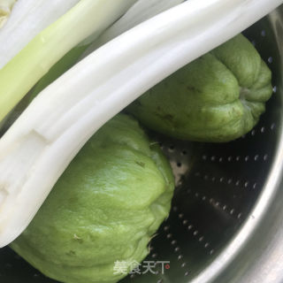 羊肚菌炒佛手瓜的做法步骤：1