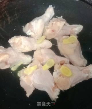 红烧鸡翅根的做法步骤：2