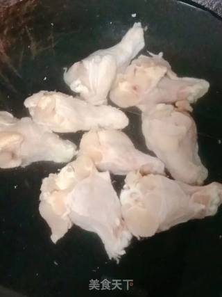 红烧鸡翅根的做法步骤：1