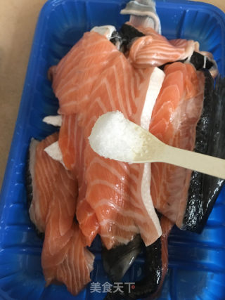 酒香三文鱼骨的做法步骤：2