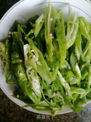 青椒炒肉的做法步骤：1