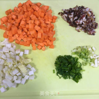 腊肉胡萝卜炒饭的做法步骤：2