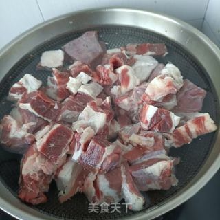 白萝卜炖牛腩的做法步骤：2