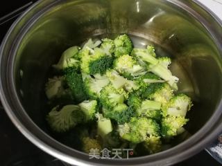 西兰花炒回锅肉的做法步骤：5