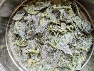 小米椒蒜泥拌蒸菠菜的做法步骤：7