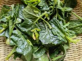 小米椒蒜泥拌蒸菠菜的做法步骤：2