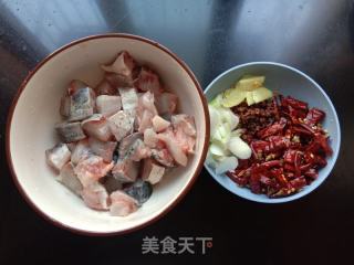 辣子草鱼块的做法步骤：1