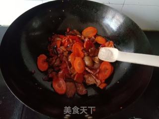 胡萝卜炒回锅肉的做法步骤：9