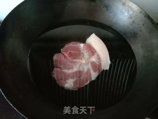 胡萝卜炒回锅肉的做法步骤：2