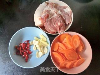 胡萝卜炒回锅肉的做法步骤：1